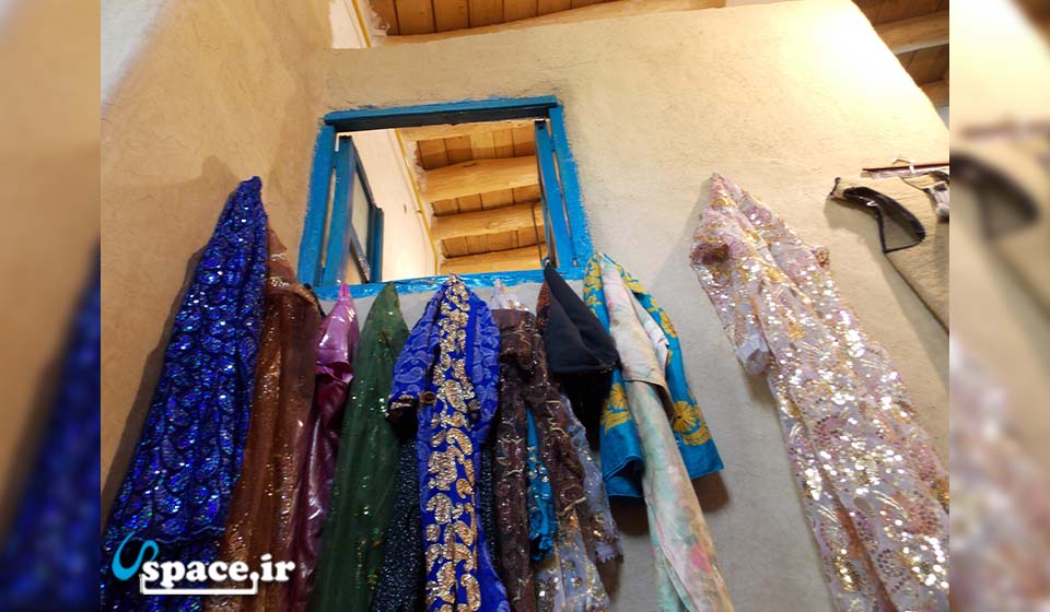 لباس محلی کردی در اقامتگاه بوم گردی سروه - سنندج - روستای هشمیز